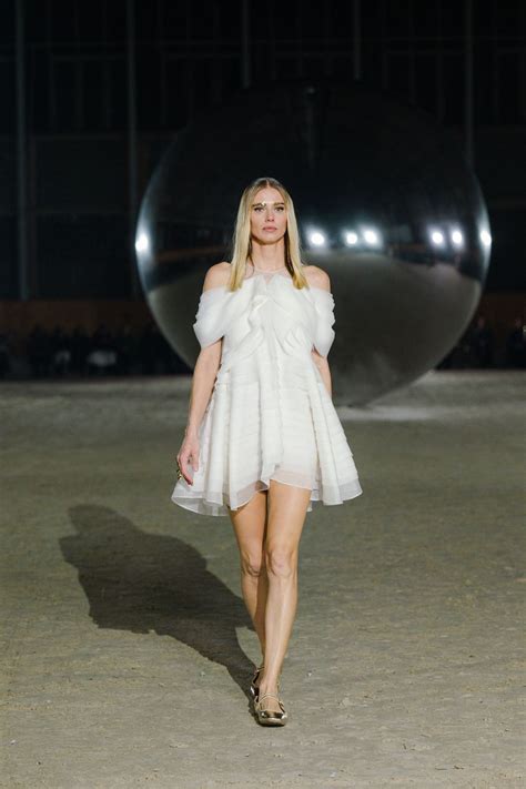 Katarína Štumpfová na módnej prehliadke v šatách pripomínajúcich svadobnú róbu