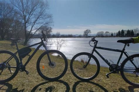 Ilustrácia zobrazujúca prechod od zimy k jari, s rozkvitnutými stromami a odtekajúcim snehom.