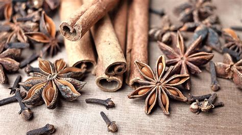 Detail zdobeného perníkového adventného venca s detailmi ako sú hviezdy, badián a škorica