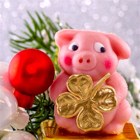 Ukážka rôznych ozdôb vyrobených z marcipánu