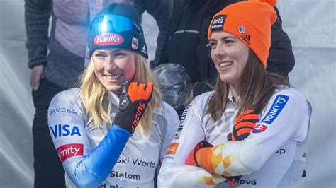 Snímka z paralelného slalomu, kde Petra Vlhová a Mikaela Shiffrinová súťažia bok po boku v identických dráhach.