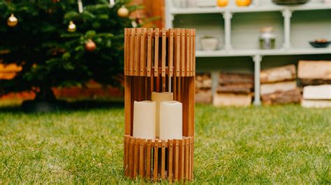 Ilustračná fotografia dreveného záhradného svietnika s jemným svetlom