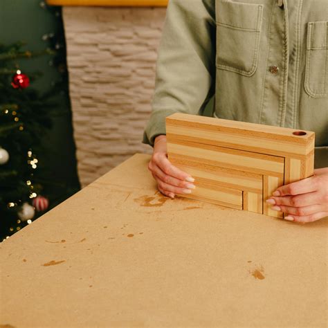 Detail dreveného svietnika s gravírovaním