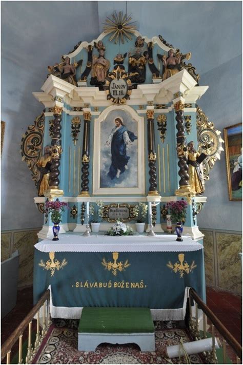 interiér kostola s detailom na barokovú výzdobu a hlavný oltár s Haškovou Madonou