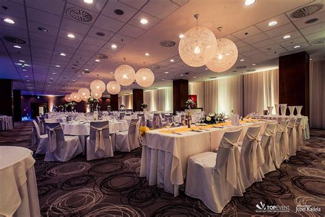 Interiér banketovej sály Hotela Hilton v Košiciach pripravenej na svadbu