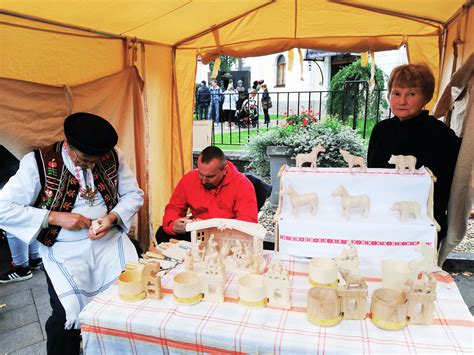 ilustrácia rôznych typov pozvánok pre rôzne udalosti, napríklad remeselnícky jarmok, oslava, firemná akcia