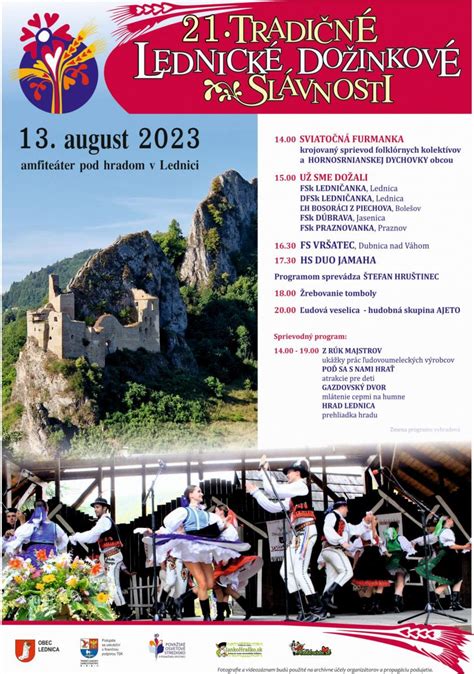 Skupinka koledníkov v tradičných odevoch na Slovensku