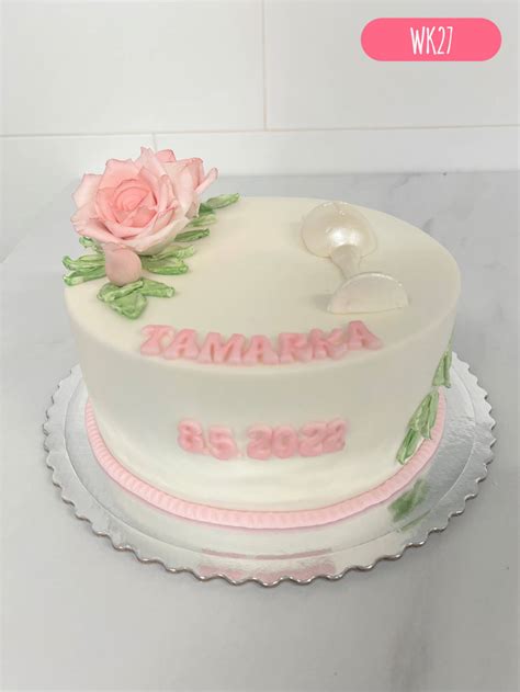 Sada hotových tort na krst s jemným zdobením a jedlými prvkami