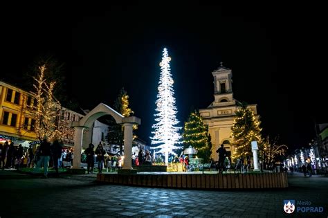 Tematické foto vianočnej atmosféry v Poprade, námestie so stromčekom