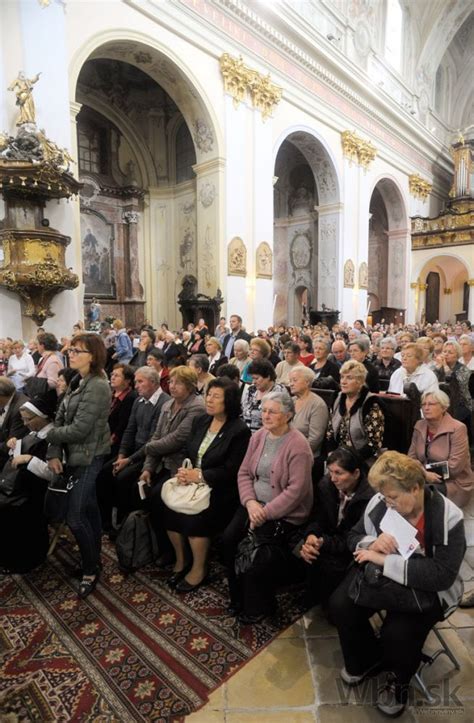 Fotografia interiéru Konkatedrály Sedembolestnej Panny Márie v Poprade počas koncertu