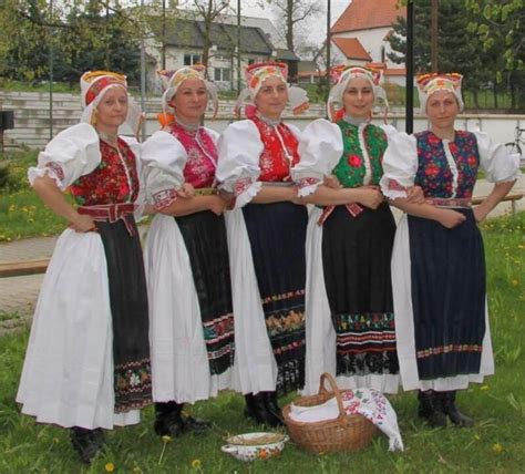 Fotografia manželov Kováčovcov v ich typických kostýmoch Smejka a Tanculienky