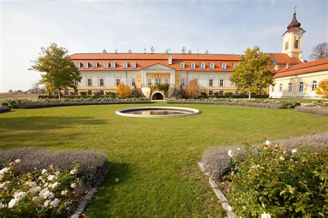 Zámok Château Bela s okolitými záhradami.