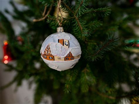 Ilustračná fotografia rodiny tvoriacej vianočné ozdoby