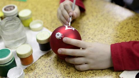 Deti maľujú vianočné motívy na sklenené poháre