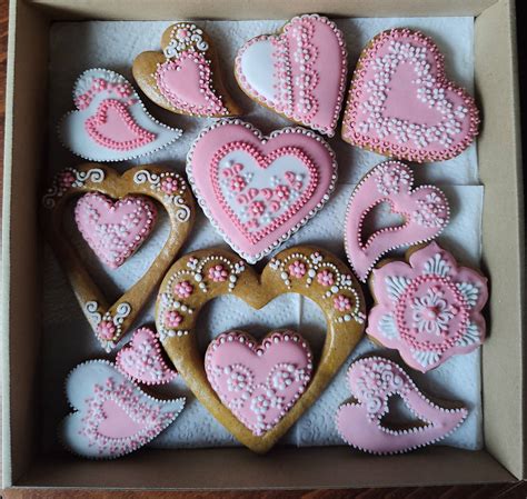 Inšpiratívna koláž svadobných medovníkových srdiečok s rôznym zdobením