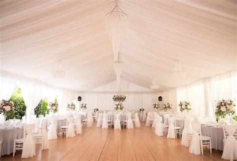 Záber na elegantne vyzdobenú sálu pripravenú na svadobnú hostinu