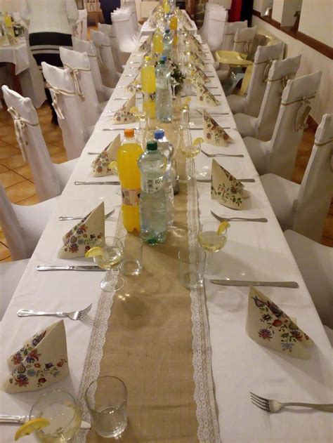 Detailná fotografia dekorácií a kvetinovej výzdoby na slávnostnom stole