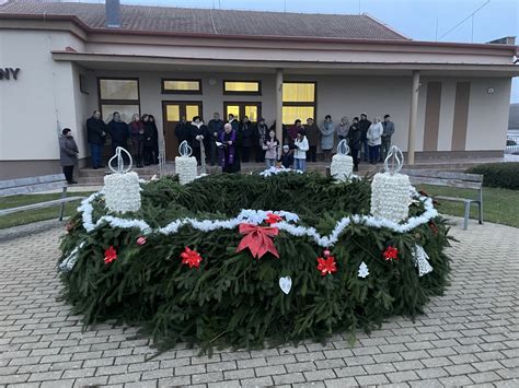 Návodné fotografie ukazujúce jednotlivé kroky výroby tradičného adventného venca.