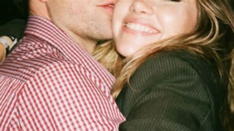 ilustračná fotografia šťastného páru, ktorý sa zasnúbil