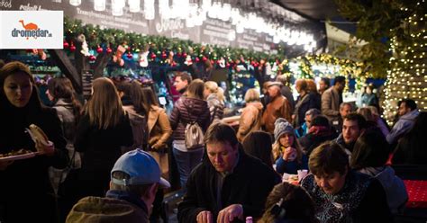 Vianočný trh na Vörösmartyho námestí v Budapešti s tradičnými stánkami a výzdobou