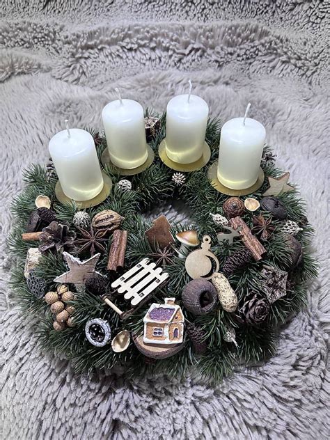 Ručne vyrobený adventný veniec so zapálenými sviečkami