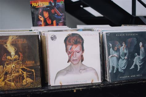 Kolekcia vinylových platní a CD s obalmi legendárnych metalových albumov