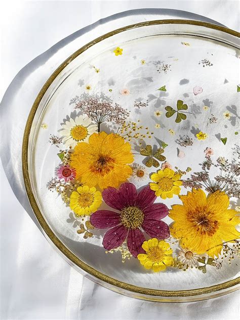 detail kvetinového hrebienka so živými kvetmi