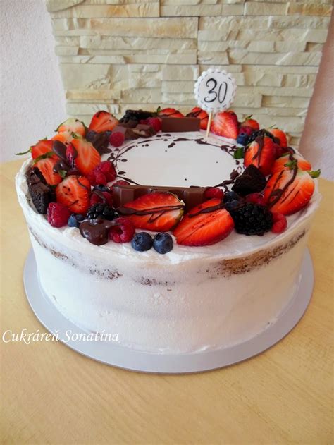 Snímka krásne zdobenej okrúhlej torty s čerstvým ovocím a krémom bez poťahu z marcipánu