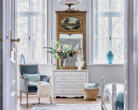 Ilustračná fotografia rôznych anjelských sôch v interiéri