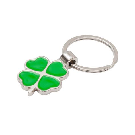 Tematické foto: Rôzne štýlové prívesky na kľúče a kabelku na neutrálnom pozadí