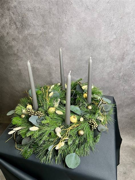 Rôzne adventné aranžmány bez venca: fľaše, črepníky, misy