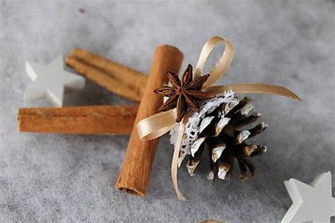 Šiškové ozdoby: snehuliak a dekorované šišky.