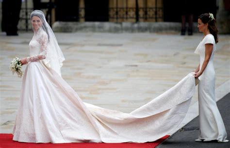 detailný záber na svadobné šaty Meghan Markle a tiaru