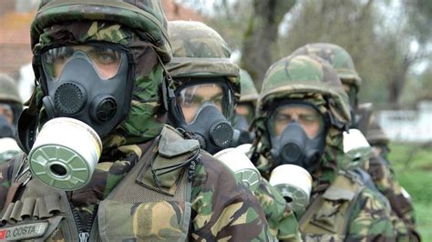 Muži v maskách pri tradičnej fašiangovej obchôdzke