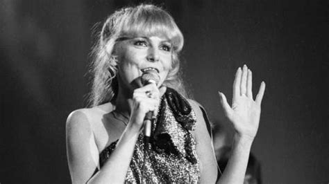 Mladá Hana Zagorová počas svojich raných speváckych rokov