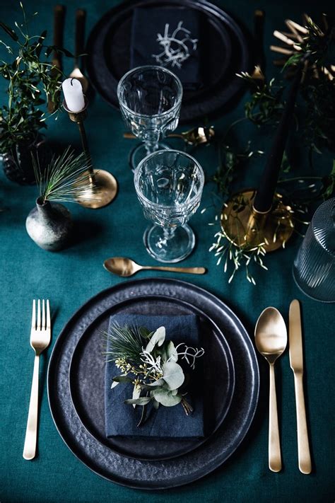 Tematické foto slávnostne prestretého stola s elegantnou výzdobou