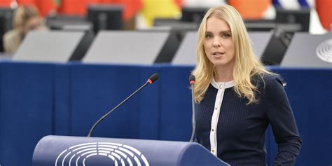 Europoslankyňa Veronika Cifrová Ostrihoňová počas tlačovej konferencie