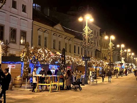 Záber na vianočne vyzdobené Horné námestie v Olomouci s osvetleným vianočným stromčekom a stánkami