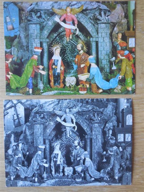 Ilustrácia scény zo Záhradnej slávnosti s postavami v konverzácii.