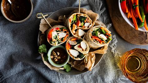 Esteticky naaranžované syrovo-zeleninové wrapy s dipom