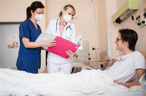 Ilustrácia znázorňujúca prácu sestier v nemocnici, s dôrazom na empatickú starostlivosť.