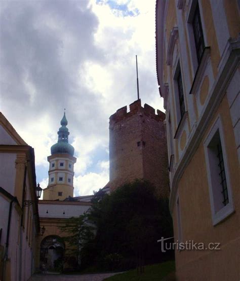 Záber na malebné historické centrum Mikulova s panorámou zámku a okolitých viníc