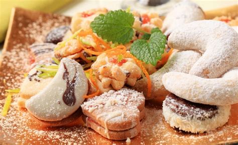 Tematické foto: Rôzne zdravé vianočné jedlá a pečivo na vianočnom stole