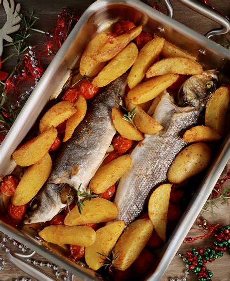 Fotografia: Pečená ryba so zeleninou na sviatočnom tanieri