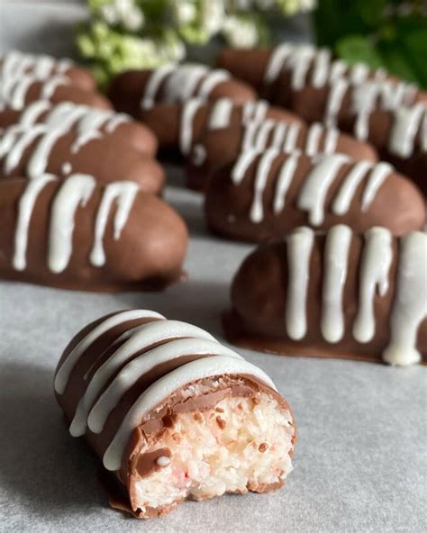 Fotografia: Domáce kokosové tyčinky namáčané v horkej čokoláde