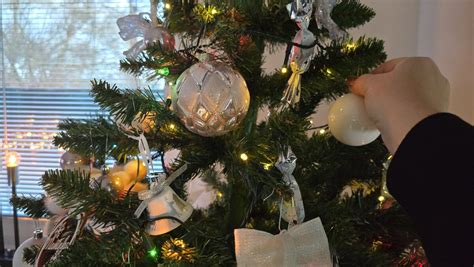 Tematická fotka vianočného stromčeka s dekoráciami