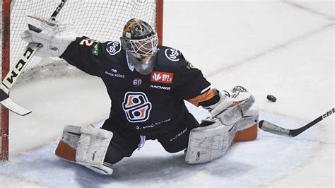 Jaroslav Janus v akcii ako brankár