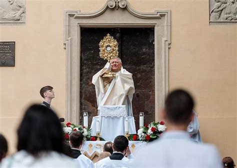Snímka z eucharistickej procesie počas slávnosti Božieho tela s monštranciou