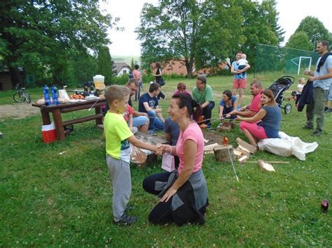 Tematické foto: spokojní žiaci s darčekmi na konci školského roka
