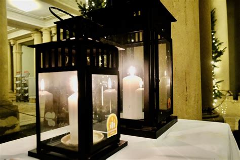 skauti prinášajúci Betlehemské svetlo do Primaciálneho paláca